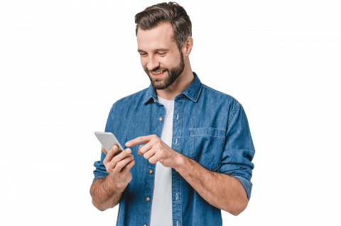 Ein junger Mann mit Bart und braunen Haaren schaut auf ein Smartphone, das er in seiner Hand hält.