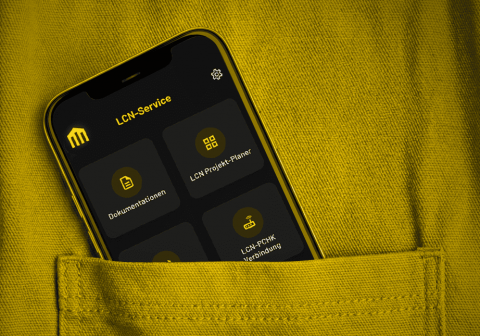 Smartphone mit LCN Service App 3.0 in Hemdtasche.